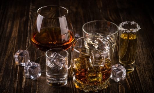 Diverse kopjes met verschillende soorten whisky