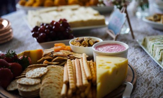 Know the snacks to serve with whisky