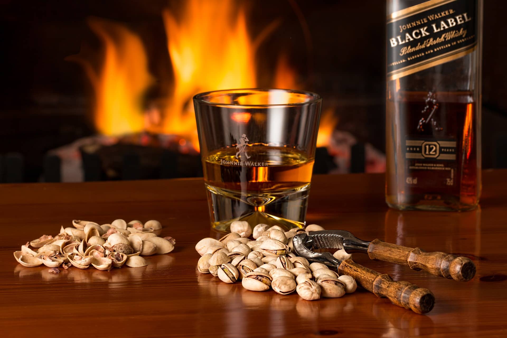 Nuts are one of the foods that pairs better with whisky
