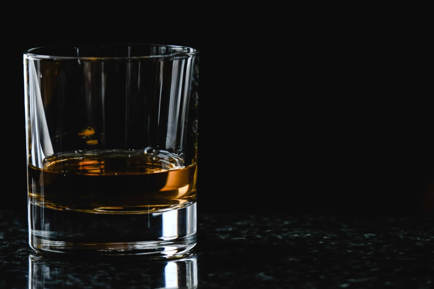 bicchiere da whisky in un bancone di marmo