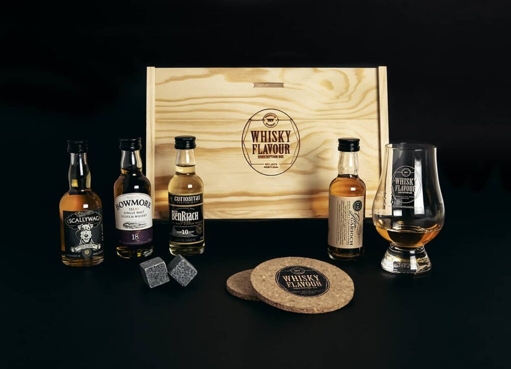 The whisky flavor Whisky Tasting Box with its content: 4 whiskey miniaturers, a glencairn glass, whiskey stones and cork coasters